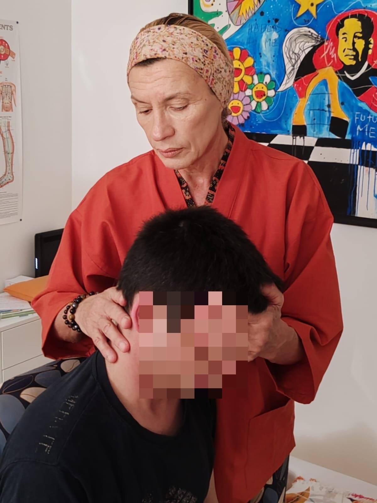 Le praticien de shiatsu certifié effectuant un massage de la tête 